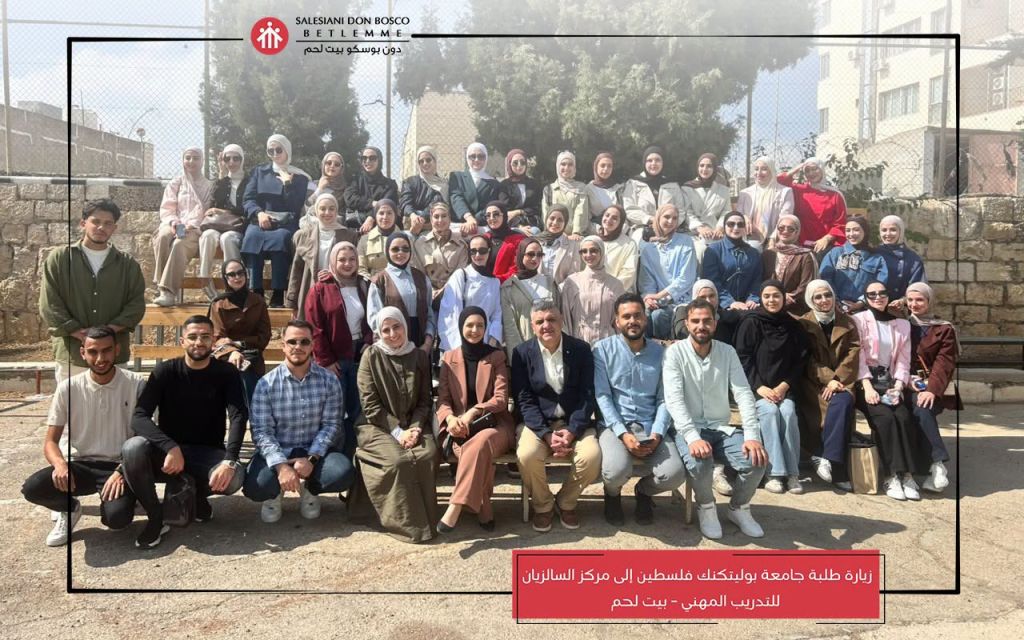 في إطار حرص كلية الفنون والتصميم في جامعة بوليتكنك فلسطين على تعزيز الجانب التطبيقي وربط المعرفة الأكاديمية بالممارسة المهنية، نظّمت الكلية زيارة علمية لوفد ضمّ 50 طالبًا وطالبة من تخصص تصميم الأثاث والديكور إلى مركز السالزيان للتدريب المهني في بيت لحم، بهدف الاطلاع على مراحل تصنيع الأثاث، والتعرّف عن قرب إلى أعمال النجارة وتقنياتها الحديثة، والخامات والأدوات المستخدمة في تنفيذ قطع الأثاث. وكان في استقبال الوفد الأب جيسو دوس أروكيام، رئيس الدير، والأستاذ طوني بلوط، مدير المعهد، اللذان رحّبا بالطلبة والوفد ا