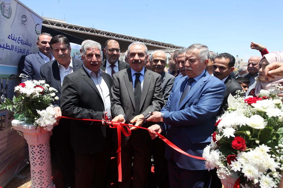Palestine Polytechnic University (PPU) - رابطة الجامعيين وجامعة بوليتكنك فلسطين وأبناء المرحوم عزات أبو منشار  يضعون حجر الأساس لمشروع مباني مُجمّع العِزَّة الطِّبي
