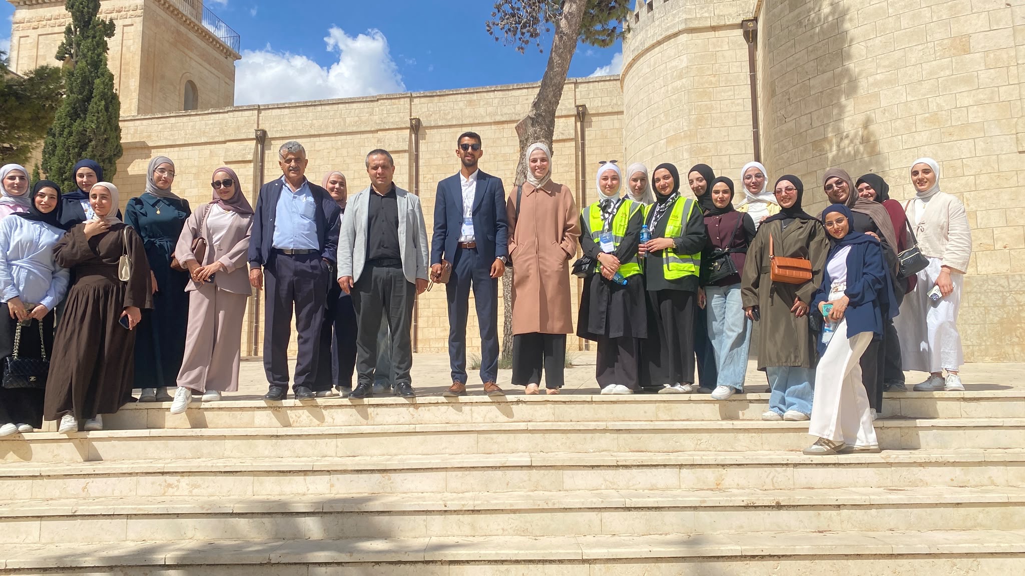 مشاركة طلبة دبلوم السياحة والسفر في استقبال الوفود السياحية لمعرض الصناعات الانشائية
