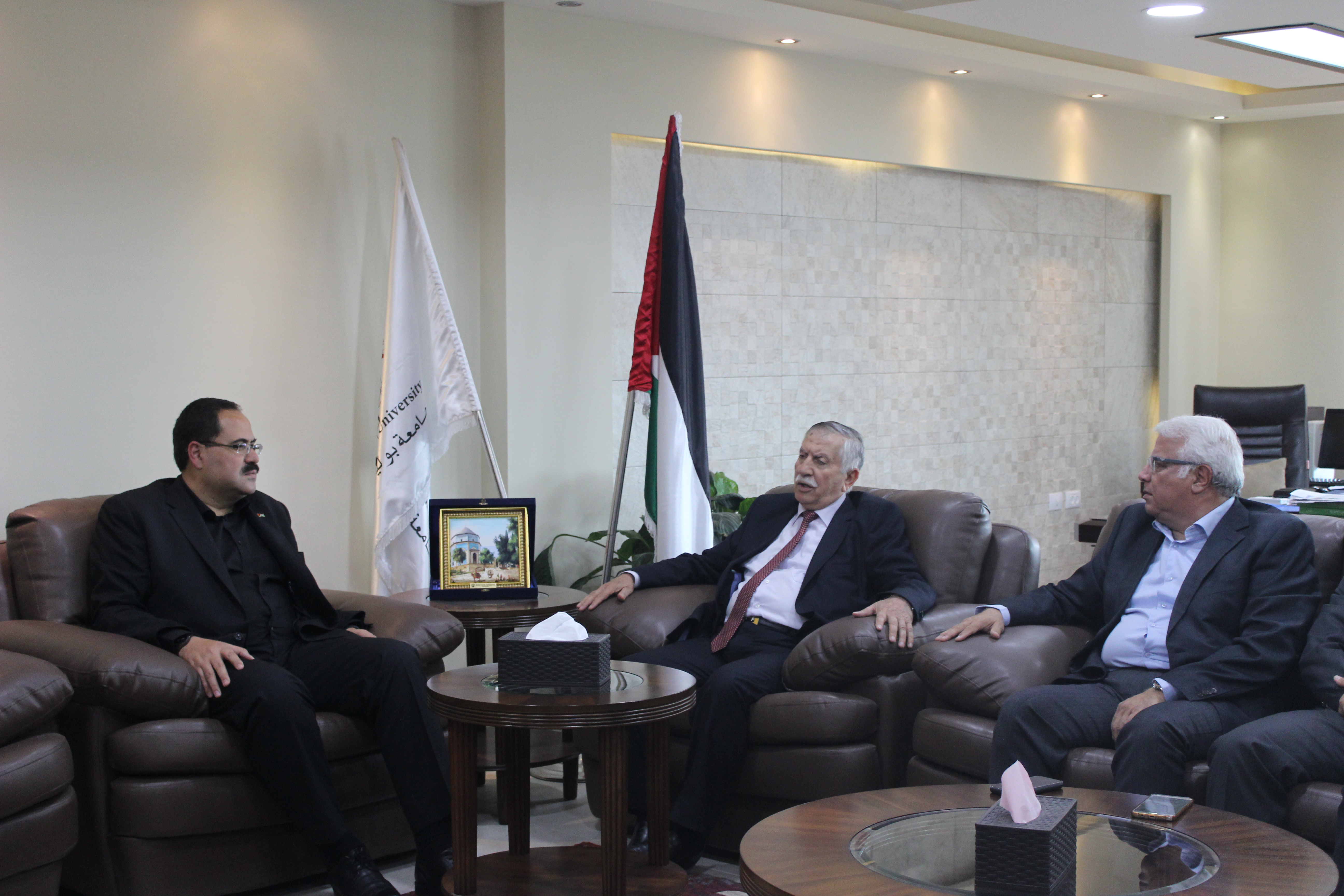 Palestine Polytechnic University (PPU) - خلال زيارته لجامعة بوليتكنك فلسطين  وزير التربية والتعليم العالي  يسلّم جامعة بوليتكنك فلسطين اعتماد برنامج الماجستير في العمارة المُستدامة