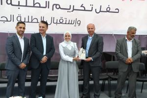تكريم طلبة كلية الهندسة المتفوقين في الفصل الثاني 2021.2022 من قبل عمادة شؤون الطلبة