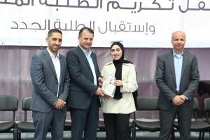 تكريم طلبة كلية الهندسة المتفوقين في الفصل الثاني 2021.2022 من قبل عمادة شؤون الطلبة