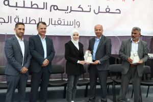 تكريم طلبة كلية الهندسة المتفوقين في الفصل الثاني 2021.2022 من قبل عمادة شؤون الطلبة