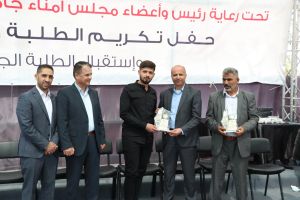 تكريم طلبة كلية الهندسة المتفوقين في الفصل الثاني 2021.2022 من قبل عمادة شؤون الطلبة