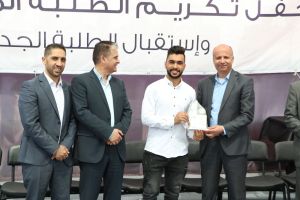 تكريم طلبة كلية الهندسة المتفوقين في الفصل الثاني 2021.2022 من قبل عمادة شؤون الطلبة