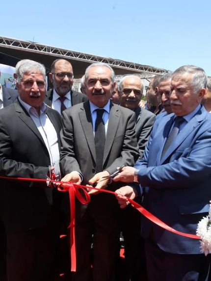 Palestine Polytechnic University (PPU) - رابطة الجامعيين وجامعة بوليتكنك فلسطين وأبناء المرحوم عزات أبو منشار  يضعون حجر الأساس لمشروع مباني مُجمّع العِزَّة الطِّبي