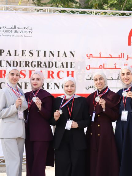 Palestine Polytechnic University (PPU) - فوز فريقين من طلاب كلية الطب بالجائزة الثانية على التوالي في المؤتمر البحثي الثامن في جامعة القدس