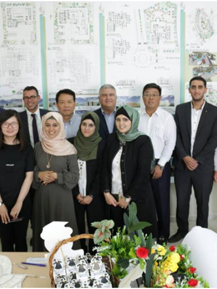 Palestine Polytechnic University (PPU) - وفد صيني رفيع المستوى وعدداً من المهندسين من الهيئة العامة للمدن والمناطق الصناعية الحرة يشاركون في مناقشة مشروع تخرج في جامعة بوليتكنك فلسطين