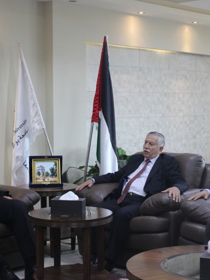 Palestine Polytechnic University (PPU) - خلال زيارته لجامعة بوليتكنك فلسطين  وزير التربية والتعليم العالي  يسلّم جامعة بوليتكنك فلسطين اعتماد برنامج الماجستير في العمارة المُستدامة