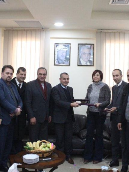 Palestine Polytechnic University (PPU) -  توقيع  اتفاقية مشتركة  لتأهيل مشغل لصناعة الأحذية في السلامة والصحة المهنية