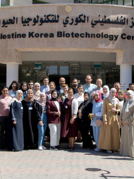 Palestine Polytechnic University (PPU) - المركز الفلسطيني الكوري في جامعة بوليتكنك فلسطين يختتم مدرسة صيفية في علوم الجينومكس الطبية