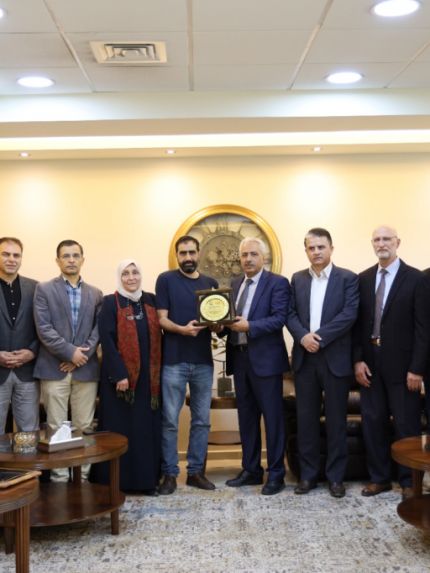 Palestine Polytechnic University (PPU) - رئيس الجامعة يكرم المهندس أحمد سلطان التميمي على جهوده في مسابقة البرمجة لطلاب الجامعات
