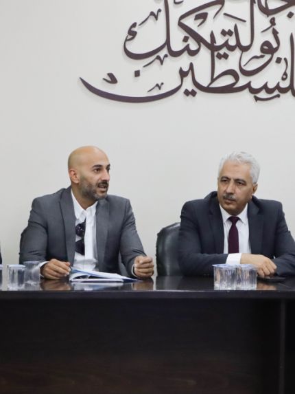 Palestine Polytechnic University (PPU) - للمرة الأولى في الوطن جامعة بوليتكنك فلسطين واتحاد الصناعات الإنشائية يختتمان دورة "مشغل مضخة باطون" بتدريب عملي في ساحة الجامعة