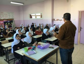 وفد من جامعة بوليتكنك فلسطين يزور مدرسة رجب المحتسب الأ…
